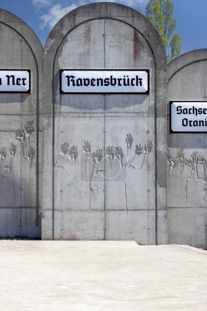Foto de Lodz, Polonia - 4 de mayo de 2023: Estación de tren de Radegast, lugar conmemorativo de los judíos deportados a los campos de concentración nazis alemanes desde el gueto de Lodz (Gueto de Litzmannstadt). Museo de las Tradiciones de Independencia - Imagen libre de derechos