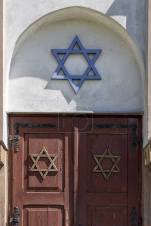 Foto de Lodz, Polonia - 4 de mayo de 2023: Funeral Home (The Beit Tahara) frente al cementerio judío de Lodz. Estrella de David en la fachada sobre la puerta - Imagen libre de derechos