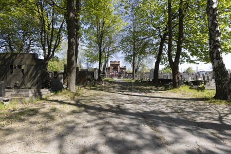 Foto de Lodz, Polonia - 4 de mayo de 2023: Cementerio judío de Lodz, lápidas y fosas comunes de las víctimas del Gueto de Lodz (Gueto de Litzmannstadt) y el Holocausto. Vista de ladrillo rojo Puerta interna - Imagen libre de derechos