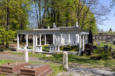 Foto de Lodz, Polonia - 4 de mayo de 2023: Cementerio judío de Lodz, lápidas y fosas comunes de las víctimas del Gueto de Lodz (Gueto de Litzmannstadt) y el Holocausto - Imagen libre de derechos