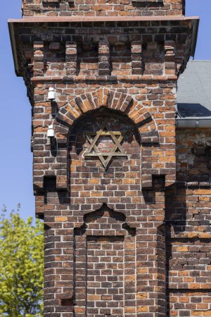 Foto de Lodz, Polonia - 4 de mayo de 2023: Casa funeraria de ladrillo rojo (The Beit Tahara) frente al cementerio judío de Lodz. Estrella de David en la fachada - Imagen libre de derechos