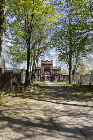 Foto de Lodz, Polonia - 4 de mayo de 2023: Cementerio judío de Lodz, lápidas y fosas comunes de las víctimas del Gueto de Lodz (Gueto de Litzmannstadt) y el Holocausto. Vista de ladrillo rojo Puerta interna - Imagen libre de derechos