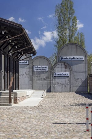 Foto de Lodz, Polonia - 4 de mayo de 2023: Estación de tren de Radegast, lugar conmemorativo de los judíos deportados a los campos de concentración nazis alemanes desde el gueto de Lodz (Gueto de Litzmannstadt). Museo de las Tradiciones de Independencia - Imagen libre de derechos