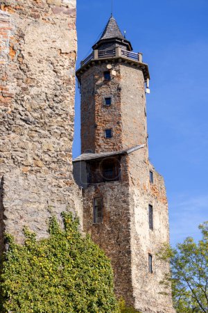Foto de Zagorze Slaskie, Grodno, Polonia - 1 de octubre de 2021: Castillo medieval de Grodno, torre octogonal con terraza de madera en la parte superior - Imagen libre de derechos