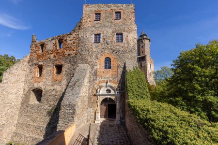 Foto de Zagorze Slaskie, Grodno, Polonia - 1 de octubre de 2021: Castillo medieval de Grodno, puerta principal con portal decorativo - Imagen libre de derechos