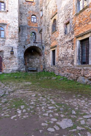 Foto de Zagorze Slaskie, Grodno, Polonia - 1 de octubre de 2021: Castillo medieval de Grodno, patio de piedra - Imagen libre de derechos