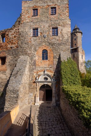 Foto de Zagorze Slaskie, Grodno, Polonia - 1 de octubre de 2021: Castillo medieval de Grodno, puerta principal con portal decorativo - Imagen libre de derechos
