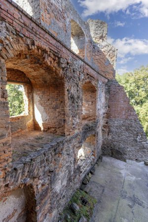 Foto de Zagorze Slaskie, Grodno, Polonia - 1 de octubre de 2021: Castillo medieval de Grodno, ruinas de pared de ladrillo rojo con aberturas de ventana arqueadas - Imagen libre de derechos