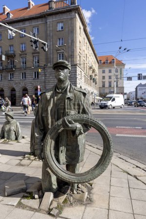 Téléchargez les photos : Wroclaw, Pologne - 30 septembre 2021 : Monument d'un passant anonyme (Le Passage), sculpture de Jerzy Kalina. Installation située à l'intersection des rues du centre-ville depuis 2005 - en image libre de droit