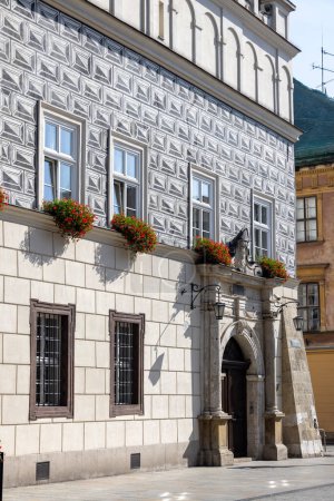 Foto de Cracovia, Polonia - 9 de septiembre de 2023: Prelado House of St. Mary 's Basilica, una histórica casa de alquiler decorada con técnica de esgrafiado ubicada en la plaza Mariacki en el casco antiguo - Imagen libre de derechos