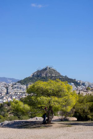 Téléchargez les photos : Vue depuis la colline Mouseion de la ville et le mont Lycabettus sur fond de ciel bleu, Athènes, Grèce - en image libre de droit