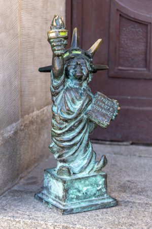 Téléchargez les photos : Wroclaw, Pologne - 30 septembre 2021 : "Lady Liberty" naine en forme de statue de la Liberté. Des nains sont dans la ville depuis 2001 pour commémorer l'Alternative orange (mouvement anticommuniste polonais)) - en image libre de droit