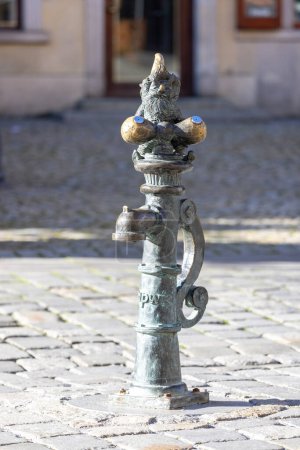 Téléchargez les photos : Wroclaw, Pologne - 30 septembre 2021 : Un nain nommé gnome d'alimentation en eau sur une bouche d'incendie. Des nains sont dans la ville depuis 2001 pour commémorer l'Alternative orange (mouvement anticommuniste polonais)) - en image libre de droit