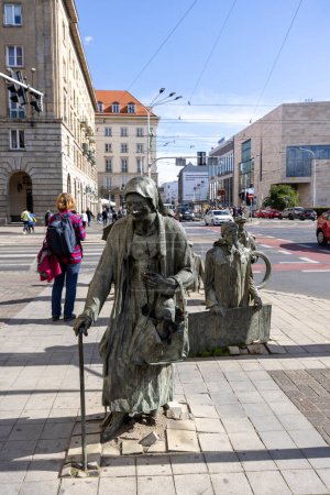 Téléchargez les photos : Wroclaw, Pologne - 30 septembre 2021 : Monument d'un passant anonyme (Le Passage), sculpture de Jerzy Kalina. Installation située à l'intersection des rues du centre-ville depuis 2005 - en image libre de droit
