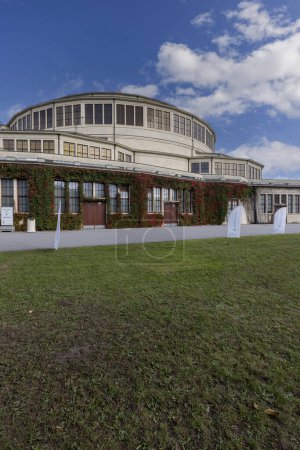 Téléchargez les photos : Wroclaw ; Pologne - 30 septembre 2021 : Centennial Hall, Szczytnicki Park. C'est salle de sport et de divertissement construit dans les années 1911-1913 ; inscrit au patrimoine mondial de l'UNESCO en 2006 - en image libre de droit