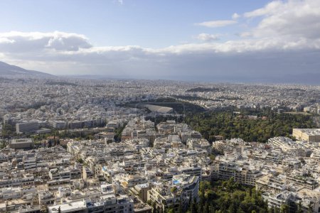 Téléchargez les photos : Athènes, Grèce - 18 octobre 2022 : Vue aérienne de la ville depuis le mont Lycabettus par une journée ensoleillée. Au loin Stade Panathénaïque - en image libre de droit