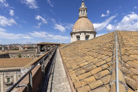 Téléchargez les photos : Catane, Sicile, Italie - 26 avril 2023 : Pont d'observation au sommet de l'église San Nicolo l'Arena, vue sur le toit et le dôme avec croix - en image libre de droit