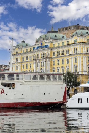 Foto de Rijeka, Croacia - 23 de septiembre de 2023: Puerto de Rijeka con el Palacio de Adria, sede del edificio decorativo de Jadrolinija, el operador del ferry - Imagen libre de derechos