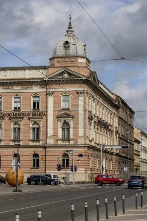 Téléchargez les photos : Zagreb, Croatie - 23 septembre 2023 : Institut de lexicographie Miroslav Krleza situé sur la place de la République de Croatie - en image libre de droit