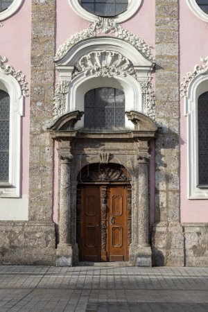 Foto de Innsbruck, Austria - 26 de febrero de 2023: Fachada decorativa y portal de la Iglesia Hospitalaria del Espíritu Santo en la calle María Teresa - Imagen libre de derechos