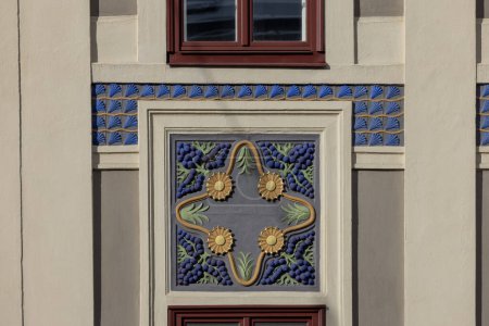 Téléchargez les photos : Innsbruck, Autriche - 26 février 2023 : Façade du bâtiment Art nouveau, relief coloré sur la façade. Maison de ville décorative est situé sur la rue Léopold - en image libre de droit