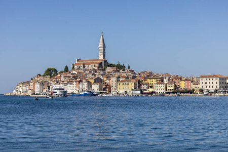Téléchargez les photos : Rovinj, Croatie, Istrie - 29 septembre 2023 : Belle vue du port sud de Rovinj sur la mer Adriatique à la péninsule avec la vieille ville et la tour de l'église Sainte-Euphémie - en image libre de droit