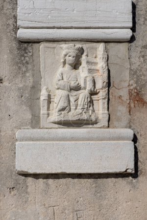 Téléchargez les photos : Rovinj, Croatie, Istrie - 29 septembre 2023 : Façade de l'église baroque Sainte Euphémie du XVIIIe siècle, relief sur le mur - en image libre de droit