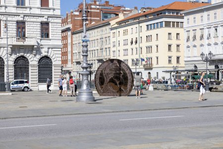 Foto de Trieste, Italia - 26 de septiembre de 2023: Monumento al Thaler austriaco (thaler de Maria Teresa), gran moneda situada en la plaza Ponterosso sobre el Gran Canal - Imagen libre de derechos