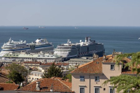 Triest, Włochy - 26 września 2023: Widok z San Giusto Hill miasta i portu dla statków, duże promy pasażerskie zacumowane w porcie