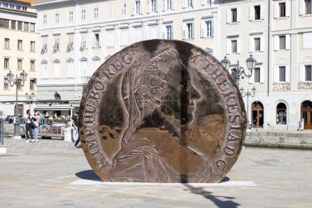 Foto de Trieste, Italia - 26 de septiembre de 2023: Monumento al Thaler austriaco (thaler de Maria Teresa), gran moneda situada en la plaza Ponterosso sobre el Gran Canal - Imagen libre de derechos