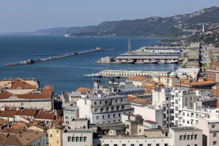Triest, Włochy - 26 września 2023: Widok z góry San Giusto na miasto i wybrzeże morza, gęste budynki miejskie. Malownicza panorama miasta