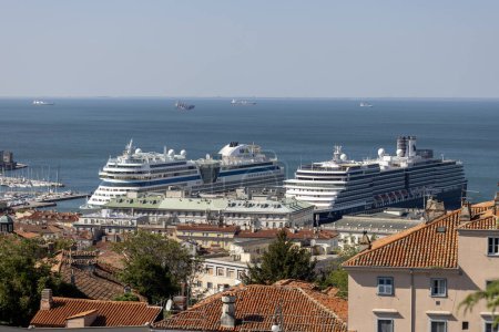 Triest, Włochy - 26 września 2023: Widok z San Giusto Hill miasta i portu dla statków, duże promy pasażerskie zacumowane w porcie