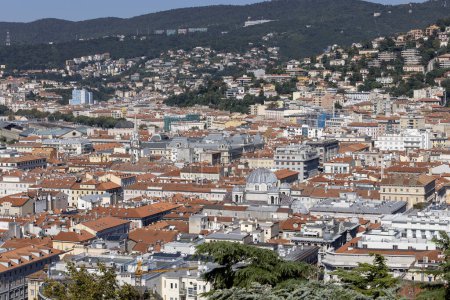 Triest, Włochy - 26 września 2023: Widok z góry San Giusto, gęste budynki miejskie. Malownicza panorama miasta