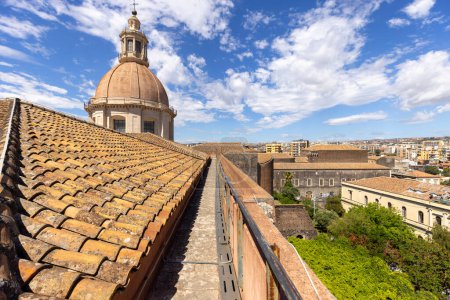 Téléchargez les photos : Catane, Sicile, Italie - 26 avril 2023 : Pont d'observation au sommet de l'église San Nicolo l'Arena, vue sur le toit et le dôme avec croix - en image libre de droit
