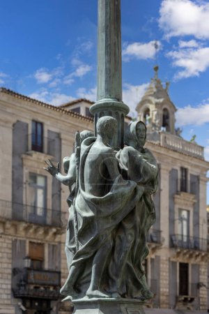 Téléchargez les photos : Catane, Sicile, Italie - 26 avril 2023 : Statues de Fratelle Pii sur un lampadaire sur la place de l'Université (Piazza dell'Universita) en face du Palazzo Gioeni Asmundo - en image libre de droit