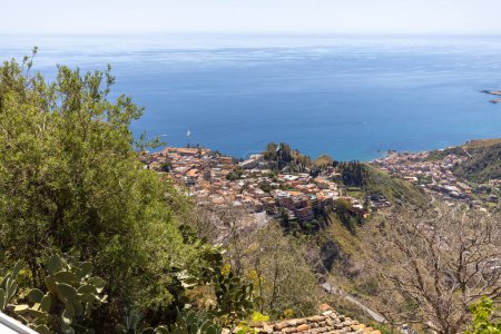 Vue aérienne de la ville Taormine sur la baie de la mer Ionienne depuis le point d'observation du sentier des Sarrasins, Castelmola, Sicile, Italie.