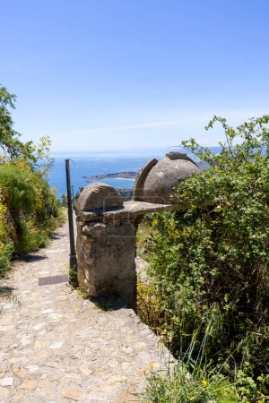 Puerta de los sarracenos (Porta dei Saraceni) en el camino de los sarracenos (Sentiero dei Saraceni) entre Taormina y Castelmola, a lo largo de la ladera del Monte Tauro, Sicilia; Italia