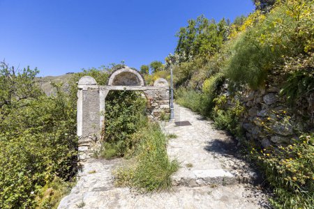 Tor der Sarazenen (Porta dei Saraceni) auf dem Weg der Sarazenen (Sentiero dei Saraceni) zwischen Taormina und Castelmola, am Hang des Monte Tauro, Sizilien; Italien