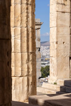 Propylaia, monumentales zeremonielles Tor zur Akropolis von Athen, Griechenland. Es ist eine antike Zitadelle auf einem felsigen Hang oberhalb der Stadt