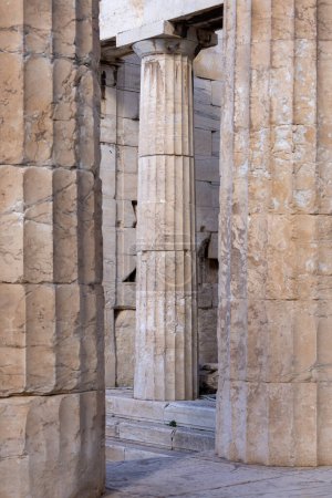 Propylaia, porte cérémonielle monumentale de l'Acropole d'Athènes, Grèce. C'est une ancienne citadelle située sur une pente rocheuse au-dessus de la ville