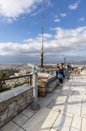 Téléchargez les photos : Athènes, Grèce - 18 octobre 2022 : Chapelle Saint-Georges au sommet du mont Lycabettus. Peak est le point le plus élevé du centre d'Athènes - en image libre de droit