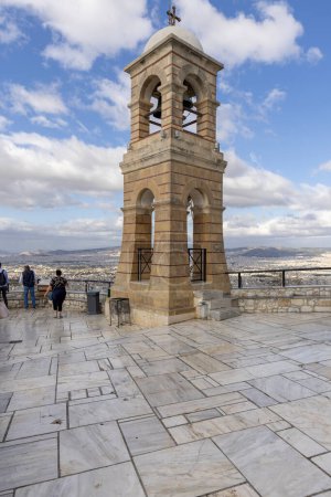 Téléchargez les photos : Athènes, Grèce - 18 octobre 2022 : Pont d'observation au sommet du mont Lycabettus avec clocher de la chapelle Saint-Georges, vue aérienne de la ville. - en image libre de droit