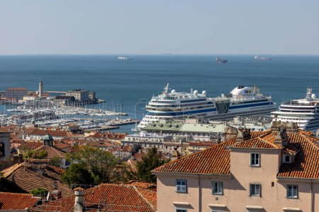 Triest, Włochy - 26 września 2023: Widok z góry San Giusto na miasto i wybrzeże morza, port dla statków