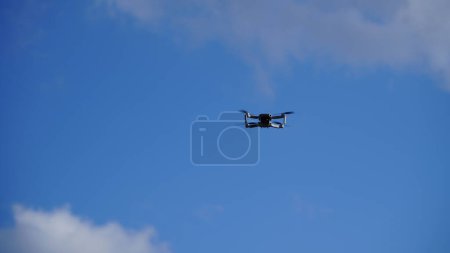 Foto de Dron volando en el cielo - Imagen libre de derechos