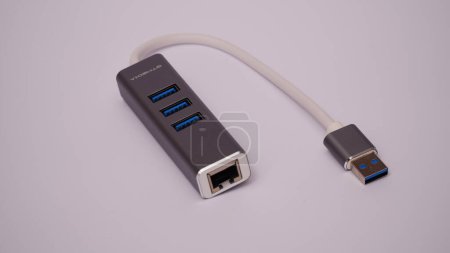 Téléchargez les photos : Câble USB sur un fond blanc - en image libre de droit