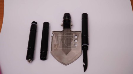 Téléchargez les photos : Photo de l'essentiel militaire Kit, couteau, brise-verre d'urgence et pelle - en image libre de droit