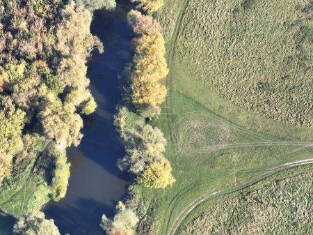 Téléchargez les photos : Belle vue de drone sur le terrain de campagne - en image libre de droit