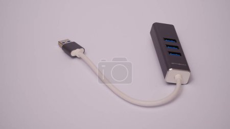 Foto de Cable USB sobre un fondo blanco - Imagen libre de derechos