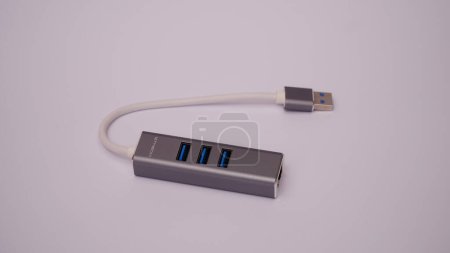 Téléchargez les photos : Câble USB sur un fond blanc - en image libre de droit