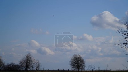Foto de Hermosa vista de la naturaleza y el avión no tripulado volando en el cielo - Imagen libre de derechos